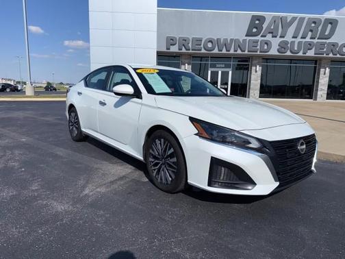 White 2023 Nissan Altima 2.5 SV