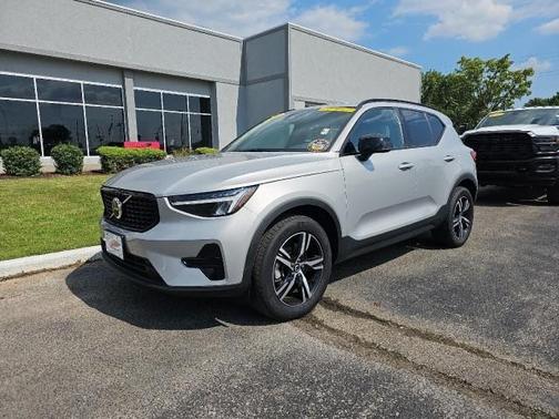Bright 2024 Volvo XC40 CORE THEME
