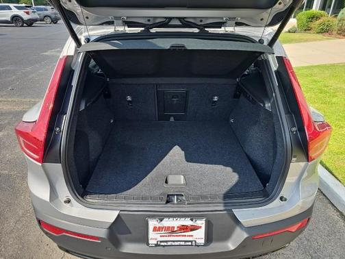 Bright 2024 Volvo XC40 CORE THEME