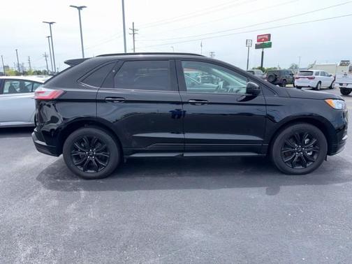 Black 2024 Ford Edge SE