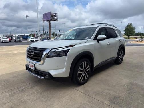 White 2024 Nissan Pathfinder Platinum
