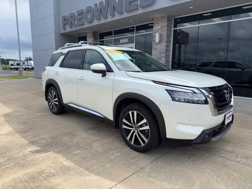 White 2024 Nissan Pathfinder Platinum