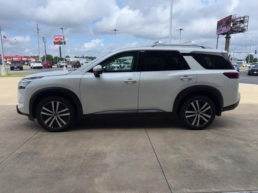 White 2024 Nissan Pathfinder Platinum