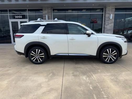 White 2024 Nissan Pathfinder Platinum