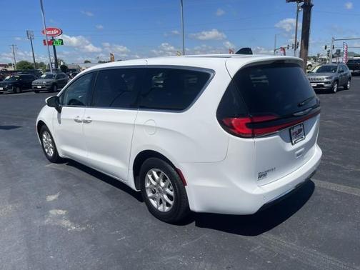 2023 Chrysler Pacifica Touring-L