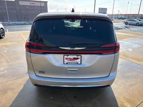 2024 Chrysler Pacifica Touring-L