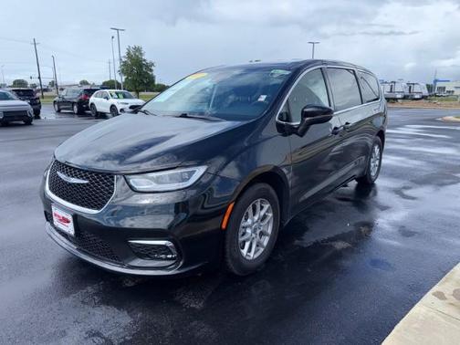 Brilliant Black Crystal Pearlcoat 2023 Chrysler Pacifica Touring-L