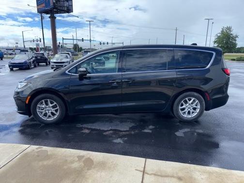 Brilliant Black Crystal Pearlcoat 2023 Chrysler Pacifica Touring-L