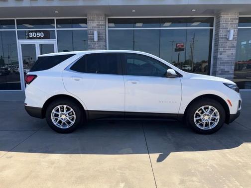 Iridescent Pearl Tricoat 2024 Chevrolet Equinox LT