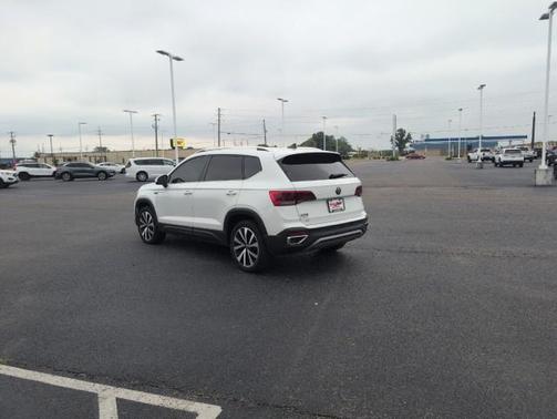 Pure White 2023 Volkswagen Taos 1.5T SE