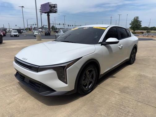 White 2025 Kia K4 LX
