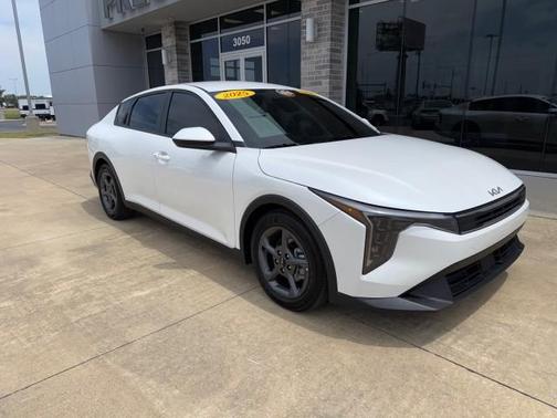 White 2025 Kia K4 LX