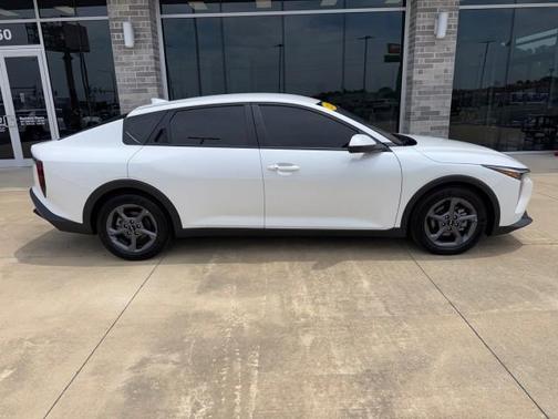 White 2025 Kia K4 LX