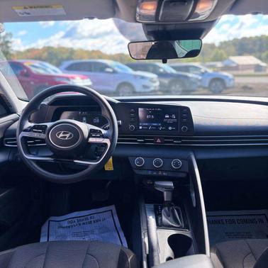 2025 Hyundai ELANTRA SE