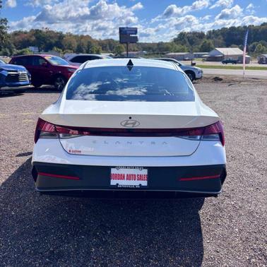 2025 Hyundai ELANTRA SE