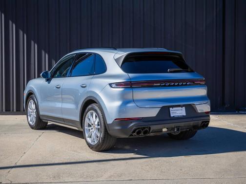 Dolomite Silver Metallic 2025 Porsche Cayenne
