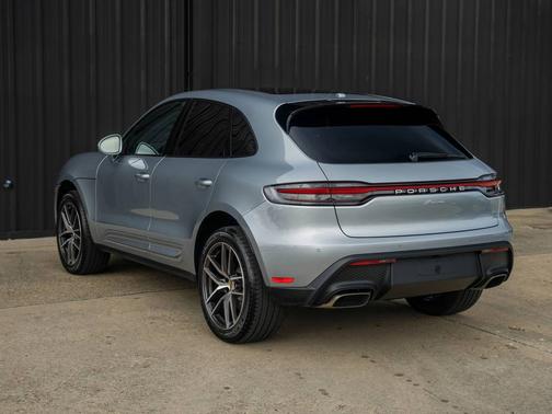 Dolomite Silver Metallic 2026 Porsche Macan
