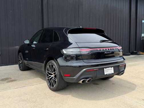 Jet Black Metallic 2023 Porsche Macan