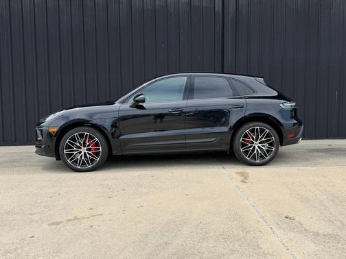 Jet Black Metallic 2023 Porsche Macan