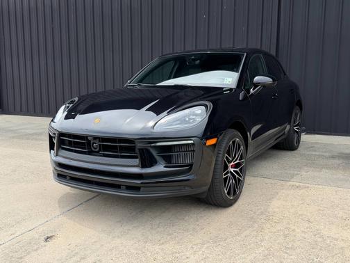 Jet Black Metallic 2023 Porsche Macan