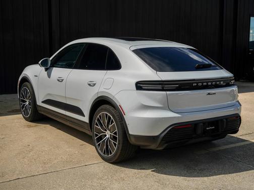 Ice Grey Metallic 2025 Porsche Macan
