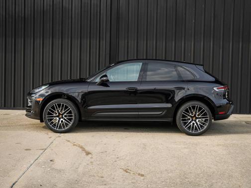 Jet Black Metallic 2026 Porsche Macan