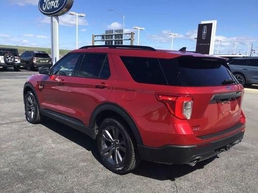 Rapid Red Metallic Tinted Clearcoat 2022 Ford Explorer XLT