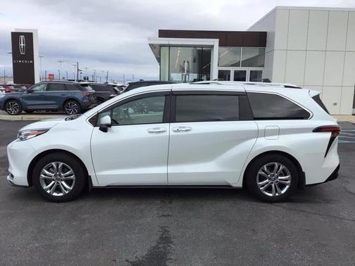 2023 Toyota Sienna Platinum 7 passenger