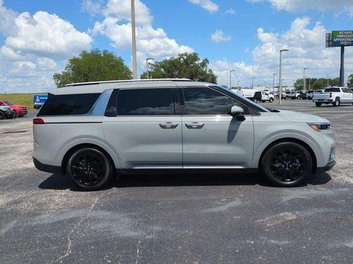 Ceramic Silver 2024 Kia Carnival SX