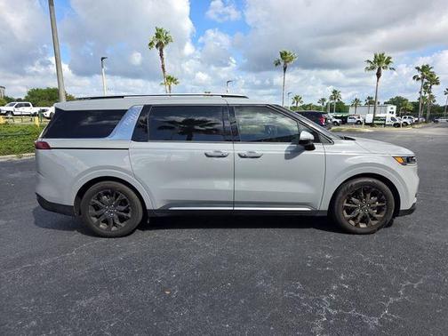 Ceramic Silver 2024 Kia Carnival SX