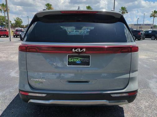 Ceramic Silver 2024 Kia Carnival SX