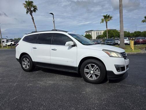 Summit White 2017 Chevrolet Traverse 2LT