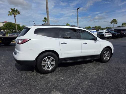 Summit White 2017 Chevrolet Traverse 2LT