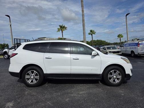 Summit White 2017 Chevrolet Traverse 2LT