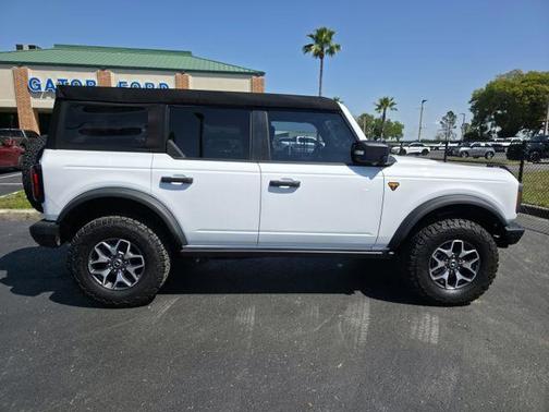 Oxford White 2024 Ford Bronco Badlands