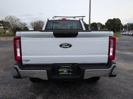 Oxford White 2027 Ford F-350 XL