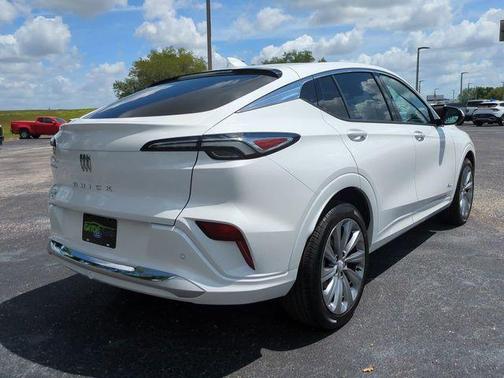 White Frost Tri-Coat 2025 Buick Envista Avenir