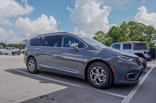 2023 Chrysler Voyager LX