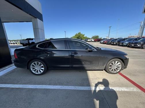 2017 Volvo S90 T6 Momentum