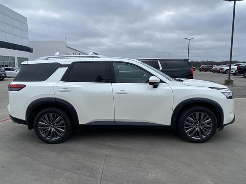 2022 Nissan Pathfinder SL 4WD