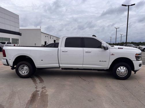Bright White Clearcoat 2026 RAM 3500 Laramie Crew Cab 4x4 8' Box