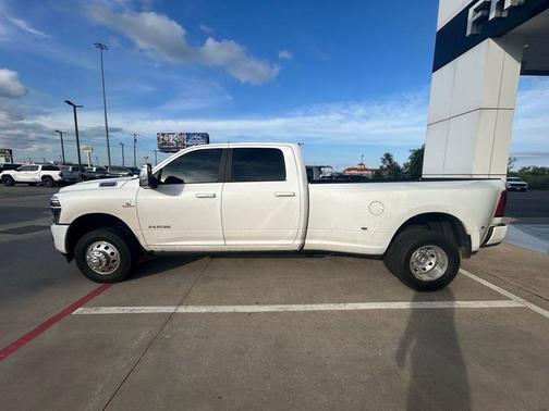 Bright White Clearcoat 2026 RAM 3500 Laramie Crew Cab 4x4 8' Box