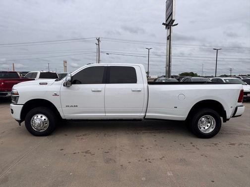 Bright White Clearcoat 2026 RAM 3500 Laramie Crew Cab 4x4 8' Box
