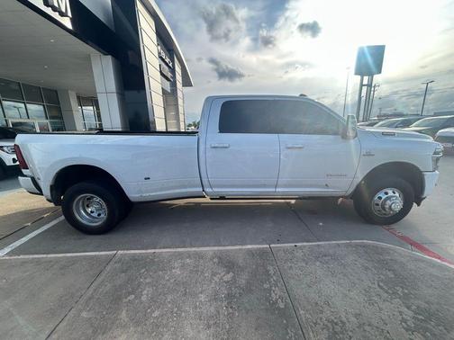 Bright White Clearcoat 2026 RAM 3500 Laramie Crew Cab 4x4 8' Box