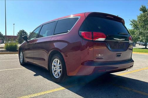 2022 Chrysler Voyager LX