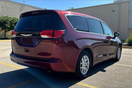 2022 Chrysler Voyager LX