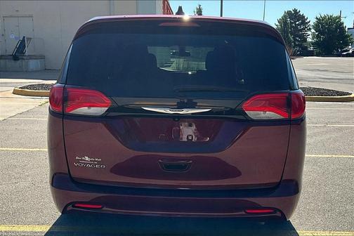 2022 Chrysler Voyager LX
