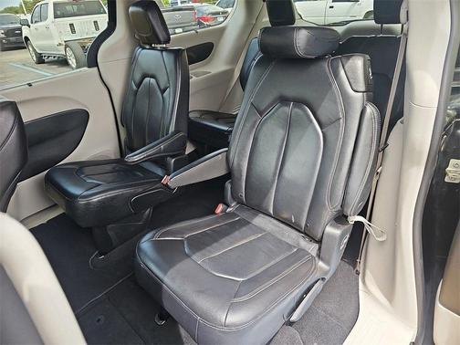 2022 Chrysler Pacifica Touring-L