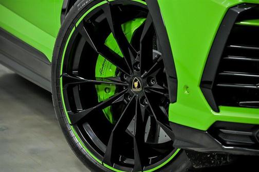 Verde Mantis Pearl 2021 Lamborghini Urus Pearl Capsule