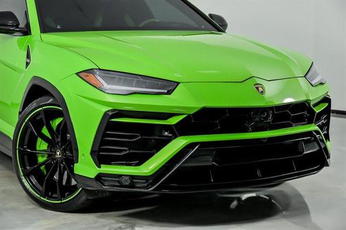 Verde Mantis Pearl 2021 Lamborghini Urus Pearl Capsule